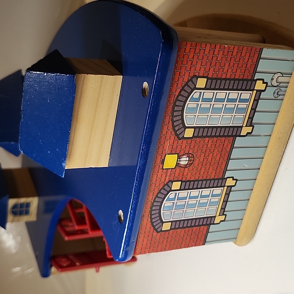 Tomas & Friend Wooden Train Roundhouse with Red Doors 5shed - Picture 3 of 7